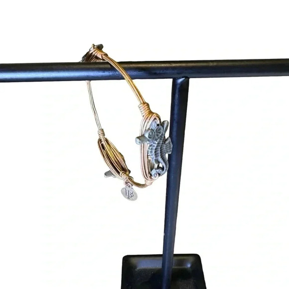 BOURBON AND BOWTIES 3 PEWTER  SEAHORSE WIRE BRACELET - Picture 4 of 9